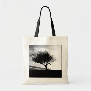 Bolsa Tote Hawthorn de Glastonbury. Árvore. Preto e branco.