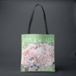 Bolsa Tote Hidrampas brancas-romanas, cor-de-rosa, flores bra<br><div class="desc">Saco romeno elegante de hidrangea branca - esta sacola é bonita assim como excelente funcional para o entusiasta da flor! Só o tamanho certo para ajustado de suas necessidades. Fácil de personalizar / personalizar sua bolsa para qualquer evento ou qualquer evento! Faça uma ideia de presente de excelente!</div>