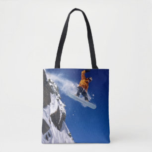 Bolsa Tote Homem em uma prancha de neve saltando de uma corni