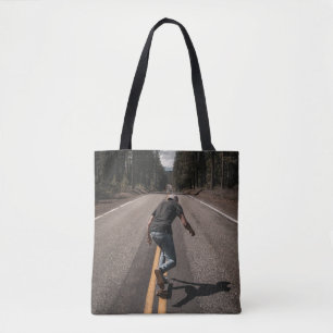 Bolsa Tote Homem jogando skate na estrada pela manhã