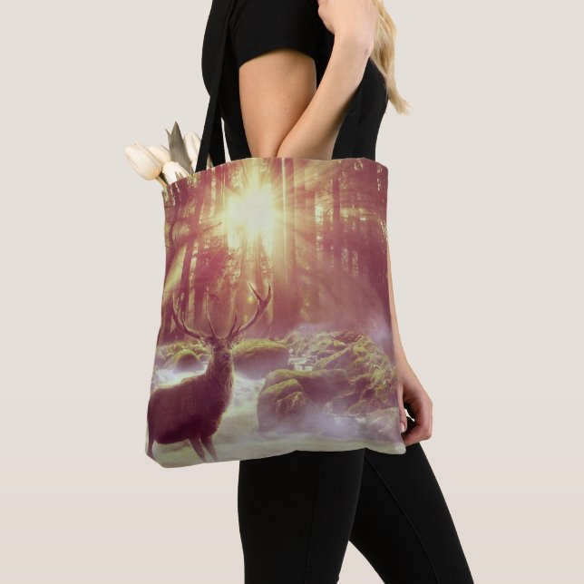 Bolsa Tote Homem Veado na Misty Woods na Hora do Ouro do Sol (Close Up)