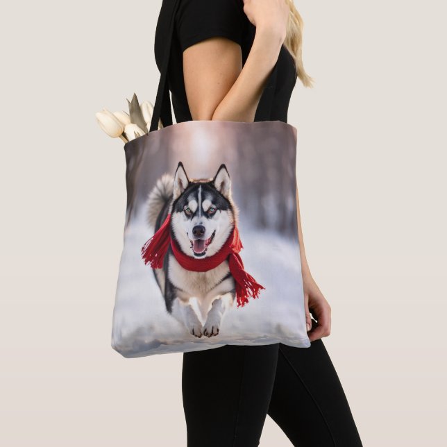 Bolsa Tote Husky Correndo Usando Uma Cachecol Vermelho (Close Up)