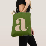 Bolsa Tote Inicial de Monograma Retro Verde Terroso Moderno e<br><div class="desc">Uma bolsa de mão elegante e contemporânea com um fundo verde oliva rico e uma letra minúscula bege em negrito em tipografia moderna. Projetada para uso diário, essa bolsa versátil é perfeita para compras, trabalho ou como acessório fashion. Seu design minimalista, porém atraente, torna-a um presente ideal para amantes de...</div>