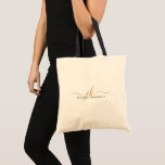 Bolsa Tote Inicials Nome Script Monograma Ouro Preto Tendênci<br><div class="desc">Bolsa moderna e minimalista personalizada com um monograma ou iniciais e nome em letra manuscrita na moda, em cores preta e dourada editáveis, para um visual elegante e profissional. ASSISTÊNCIA: Para obter ajuda com a modificação ou personalização do design, alteração de cor, redimensionamento, transferência do design para outro produto ou...</div>