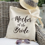 Bolsa Tote Inscrição manual - mãe da noiva<br><div class="desc">Confira mais de 200 estilos populares de sacos de tote de casamento da coleção "Bags de Tote de Casamento" do meu compro. sacos de tote de casamento, sacos de tote florais, sacos de tote florais, floral rústico, sacos de tota rústicos, nome, sacos de tote personalizados, sacos de tote de chá...</div>