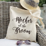 Bolsa Tote Inscrição manual - mãe do Groom<br><div class="desc">Confira mais de 200 estilos populares de sacos de tote de casamento da coleção "Bags de Tote de Casamento" do meu compro. sacos de tote de casamento, sacos de tote florais, sacos de tote florais, floral rústico, sacos de tota rústicos, nome, sacos de tote personalizados, sacos de tote de chá...</div>