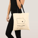 Bolsa Tote Iowa Wedding Bag Bolsa, Black Map<br><div class="desc">Saco de presente de boas-vindas com gráfico de mapa. Seus hóspedes vão adorar entrar no hotel deles e encontrar essa bolsa cheia de guloseimas esperando por eles. Você pode posicionar o coração no local do grande dia usando o recurso "personalizar mais".</div>