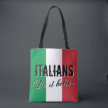 Bolsa Tote Italianos melhora a sacola com a bandeira de<br><div class="desc">Italianos melhora a sacola com a bandeira de Italia. As citações engraçadas ensacam para as compras na mercearia, os livros de escola, o escritório etc. Provérbio cómico com fundo italiano da bandeira. Ideias bonitos do presente para ele e ela. Bandeira de Italia com modelo da tipografia do vintage. Refrigere presentes...</div>