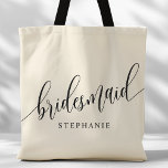 Bolsa Tote Ivory Cream Bridesmaid - Script Moderno<br><div class="desc">Mostre seu apreço à sua festa de noiva com este na moda de marfim, dama de honra. Apresentando um roteiro moderno e personalizável com o nome de sua dama de honra, este saco de tote é prático e elegante. A cor suave e o design chic tornam-no perfeito para o essencial...</div>