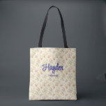 Bolsa Tote Ivory Mixed Buquê Romântica Festa de casamento<br><div class="desc">O mais bonito de qualquer fim de semana de casamento. Este bolsa luxe apresenta um impressão floral totalmente antigo em marfim, azul e azul com um nome de script chic na frente. Toss no teu fim de semana de praia tem de ter ou surpreender o teu esquadrão com um presente...</div>