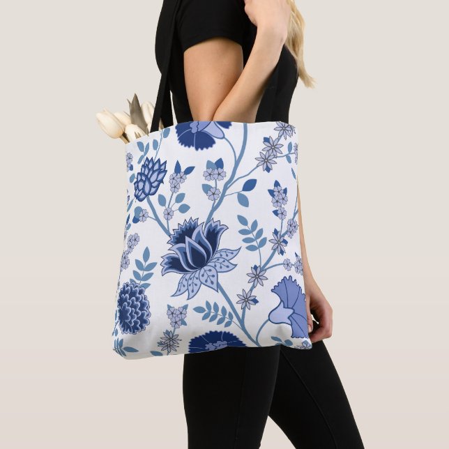 Bolsa Tote Jacobean Floral Lg Pattern Blue em Branco (Close Up)