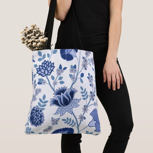 Bolsa Tote Jacobean Floral Lg Pattern Blue em Branco (Close Up)