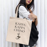 Bolsa Tote Kappa Kappa Chino Funny Coffee Lover<br><div class="desc">Quem ama café?! Esta design divertida foi criada especialmente para amantes de café, baristas, servidores de restaurantes e muito mais. Ele usa um spin em um nome de fraternidade com o texto KAPPA KAPPA CHINO e uma xícara de cappucccino quente e apimentada abaixo do texto. Este artigo faz um presente...</div>