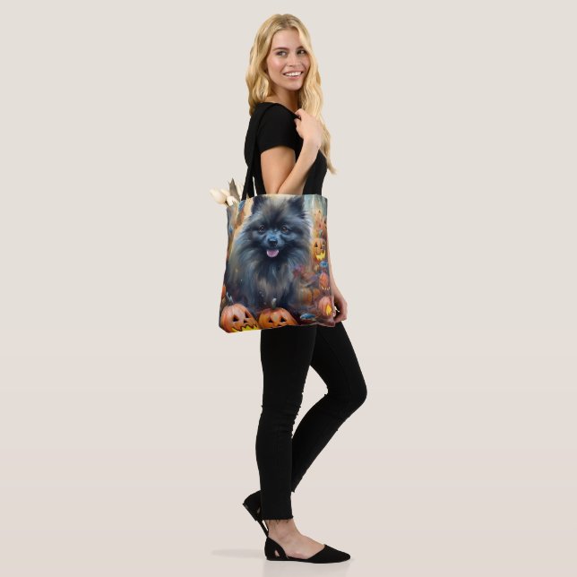 Bolsa Tote Keeshond de Halloween com Abóboras Assustadoras (No(a) Modelo)