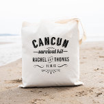 Bolsa Tote Kit de Sobrevivência de Cancun | Boas-vindas<br><div class="desc">Saudações aos seus hóspedes com alguns essenciais para a sobrevivência do casamento (água, salgadinhos, alívio da dor, bandagens, kit de costura, etc.) nestas bonitas bolsas de boas-vindas do casamento de Cancun! Design apresenta "Cancun Survival Kit" em texto no estilo de apotecário vintage preto. Personalize com seus nomes e data de...</div>
