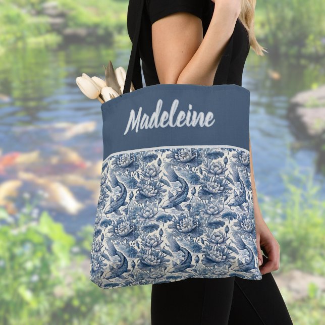 Bolsa Tote Koi Fish and Water Lily Blue Chinoiserie Monogram (Criador carregado)
