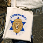 Bolsa Tote Leão de Judah Star de David. Eu fico com Israel<br><div class="desc">Este saco de na moda mostra o seu apoio a Israel! Uma pintura gráfica do Leão de Judah é o ponto focal, sobre o fundo da Estrela de David. A tipografia moderna diz, "Eu fico com Israel" em azul. Um fundo azul texturizado adiciona um olhar forte. * Trabalho de arte...</div>