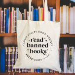 Bolsa Tote Leitura de Livros Banidos Inscrição Retroativa Per<br><div class="desc">Este design,  baseado na tipografia,  fofo para amantes de livros,  livrarias,  autores,  escritores,  amigos de clubes de livros ou leitores ávidos,  apresenta "livros proibidos de leitura" em letras negras. Personalize com um nome,  nome do clube de livros e/ou nome da biblioteca usando dois modelos de texto curvos.</div>