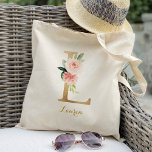 Bolsa Tote Letra Dourada L e Floral Blush Personalizado<br><div class="desc">Essa bolsa de tote de noiva floral L personalizada é algo que suas madrinhas ainda podem usar depois do dia do seu casamento. Torne-se criativo ao encher esta bolsa floral fofa com os seus presentes favoritos para as damas de noiva, madrinha de casamento, matrona de honra, mãe da noiva, mãe...</div>