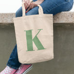 Bolsa Tote Letra inicial | Monograma Modern Trendy Sage Green<br><div class="desc">Saco simples,  na moda personalizado inicial de monograma em formato digital moderno e minimalista,  em verde sage. Um presente personalizado perfeito ou acessório de moda com um toque pessoal!</div>