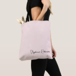 Bolsa Tote Letra Personalizada com Monograma Rosa Bege Elegan<br><div class="desc">Saco de mão personalizado feminino minimalista simples e limpo com monograma de nome em rosa bege. Este design apresenta um nome personalizado em uma fonte de assinatura de estilo de letra manuscrita cursiva bonita (ou caligrafia) em um fundo rosa poeira pastel ou rosa claro. Ótimo presente feminino para aniversário, casamento,...</div>
