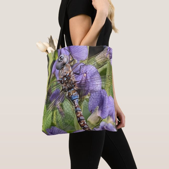 Bolsa Tote Libélula Darner de Olhos Azuis na Flor (Close Up)