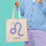 Bolsa Tote Linda Astrologia de Leo - Roxo - Personalizado<br><div class="desc">Esta bolsa de tote bonito,  personalizada e roxa e lavanda Leo apresenta seu sinal astrológico do Zodiac em um belo brilho como as constelações. Personalize este presente fofo com o seu nome em lindos programas cursivos para alguém que faz aniversário no final de julho ou no início de agosto.</div>