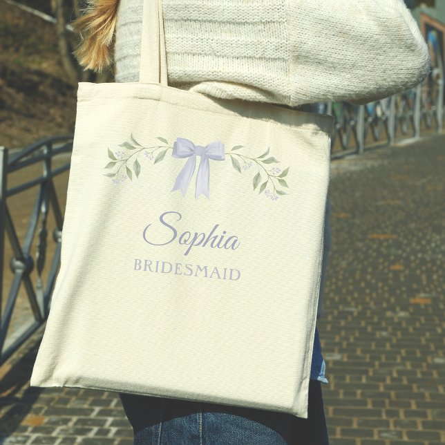 Bolsa Tote Lindo Laço Azul Empoeirado Elegante Convite Para D (Personalized bridesmaid tote with elegant floral design and bow. Perfect for a bridesmaid proposal!)