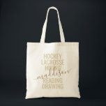 Bolsa Tote Lista de Esportes de Script do Nome do Monograma D<br><div class="desc">Tote Bag, nome personalizado personalizado personalizado, com texto digno de tipografia e texto com uma lista de seus interesses de hobby e esportes, faz um presente divertido e útil para a garota em movimento e em muitas atividades extracurriculares. Este exemplo diz "hóquei, lacrosse, caminhada, leitura, desenho" mas o texto pode...</div>