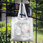 Bolsa Tote Localizador Charleston Love | Boas-vindas ao Casam<br><div class="desc">Uma bolsa de tote divertida para um casamento ou qualquer outra ocasião ocorrendo na bela cidade de Charleston, Carolina do Sul. Este bolsa apresenta um mapa de despesas gerais do centro da cidade dentro a um quadro de caixas delimitadas a preto. No topo está uma breve saudação bem-vinda e o...</div>
