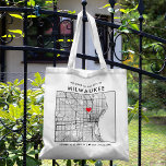 Bolsa Tote Localizador de Amor de Milwaukee | Boas-vindas ao<br><div class="desc">Uma bolsa de tote divertida para um casamento ou qualquer outra ocasião ocorrendo na bela cidade de Milwaukee, Minnesota. Este bolsa apresenta um mapa de despesas gerais do centro da cidade dentro a um quadro de caixas delimitadas a preto. No topo está uma breve saudação bem-vinda e o nome da...</div>