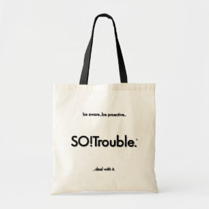 Bolsa Tote Logotipo e slogans da SO!Trouble em preto.