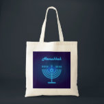 Bolsa Tote Logotipo Menorah do Festival Hanukkah<br><div class="desc">Feliz Festival Hanukkah Menorah Logotipo decorativo ornamento azul,  Estrela de David,  Design Tote Bag. Hanukkah Jewish Holiday Trendy design,  néon azul acende ilustração festiva de Férias Judaicas para Acessórios,  Bolsas & Wallets,  Bolsas & Shopping Bags,  Tote Bags,  Chanucá Sinal. Israel Jerusalém 2023 comemora 75 anos</div>
