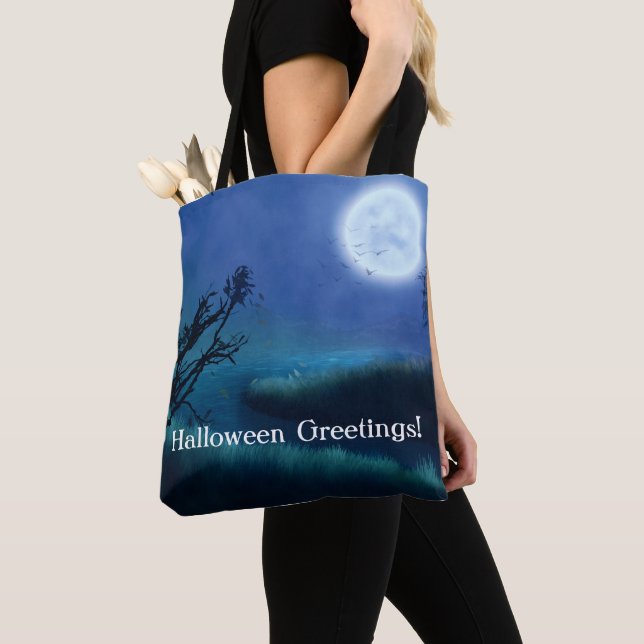 Bolsa Tote Lua de Halloween à noite em tons de azul e verde (Close Up)