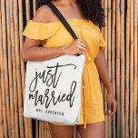 Bolsa Tote Lua de mel personalizada do recem casados<br><div class="desc">Coloque seu essencial da lua de mel em nosso bolsa personalizado de "Recem casados" e comece sua vida casada de estilo. Design de tipografia moderna apresenta "recem casados" em letras de pincel de estilo manuscrito com seu nome ou escolha de personalização por baixo.</div>