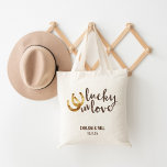 Bolsa Tote Lucky in Love Horserrading Wedding Favor<br><div class="desc">Design apresenta duas ferraduras ouros e "Lucky in Love" na cor castanho quente do outono. Excelente de casamento ou bolsa de boas-vindas para convidados fora da cidade. Coordenando acessórios disponíveis em nosso compro!</div>