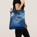 Bolsa Tote Lunar Sky Lua Celestial Mãe da Noiva<br><div class="desc">Céu Lunar Design de Galáxia Celestial Plena, com Estrelas Brilhantes Noturnas, e Design de Lua Brilhante num Marinho azul luxuoso, azul pálido e pingos de textura de aquarela púrpura. Com Fontes Modernas De Script De Tipografia. Um design de estilo de moda - Mãe Personalizada das Bolas de Tote Bride! Veja...</div>
