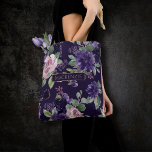 Bolsa Tote Lush Blossom | Padrão Roxo Escuro e Rosa Rosa Rosa<br><div class="desc">Brincadeira ocular, mas sofisticada, no moderno buquê botânico rústico boêmico, pintado à mão, de cor aquosa floral, em purgas luxuosas arrojadas e pinks, com uma dolorosa botânica verde. Da coleção "Boho Bloom", esse layout incorpora um rico buquê de flor silvestre boêmica com flores radiantes e folhagem verde de eucalipto. Para...</div>
