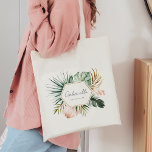 Bolsa Tote Lush Tropics Bridesmaid Bachelorette Toag<br><div class="desc">Coleção de Lush Tropics, uma coleção bela e moderna que apresenta verde tropical pintado à mão, incluindo monstera de aquarela e folhas de palma. A paleta de cores é absolutamente impressionante, com verdes esmagadores, uma fina pincelada e ouro elegante que cria uma perfeita vibração tropical de verão. Cada elemento é...</div>