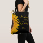 Bolsa Tote Madre Amarela Amarela Negra-Sunflower Da Noiva<br><div class="desc">Mãe da Noiva do País Rústico,  linda e elegante girassol amarelo de casamento no saco de tote preto de fundo. Um simples impressão de design de flor favorece presentes. Imagem copyright Marg Seregelyi Fotografia.</div>