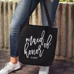 Bolsa Tote Madrinha de casamento Personalizada de Script Chic<br><div class="desc">Dê sua madrinha de casamento com essa bolsa de tote personalizada super fofa! A tendência e o design preto e branco moderno apresentam "madrinha de casamento" em tipografia de script branco manuscrito em um fundo preto. Personalize facilmente com seu nome de madrinha de casamento usando o campo modelo fornecido.</div>