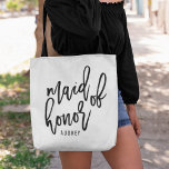 Bolsa Tote Madrinha de casamento Personalizada de Script Chic<br><div class="desc">Dê sua madrinha de casamento com essa bolsa de tote personalizada super fofa! A tendência e o design preto e branco moderno apresentam "madrinha de casamento" na tipografia de scripts manuscritos pretos. Personalize facilmente com seu nome de madrinha de casamento usando o campo modelo fornecido.</div>