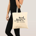 Bolsa Tote Madrinha de casamento Tote Bag | Chic Swirl Modern<br><div class="desc">Sua Madrinha de casamento vai adorar essa bolsa de tote personalizada! Uma fonte de script de tendência divertida e um embelezamento de espiral adem a frente da bolsa e, abaixo, há espaço para duas linhas de texto personalizado - adicione seu nome de Madrinha de casamento, sua data de casamento, localização,...</div>