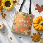 Bolsa Tote Mãe Casada do Maple de Outono do Groom<br><div class="desc">Mãe dos Modelos de Tote Bag de Casamento do Groom - Folhas Elegantes de Mapeamentos de Outono,  Pumpkins e Girassóis Flores de Aquarela em Fundo de Gradiente Laranja. Um Design Perfeito Para O Seu Grande Dia! Todo Estilo De Texto,  Cores,  Tamanhos Podem Ser Modificados Para Ajustado Das Suas Necessidades.</div>