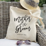 Bolsa Tote Mãe da caligrafia do noivo<br><div class="desc">Confira mais de 200 estilos populares de sacos de tote de casamento da coleção "Bags de Tote de Casamento" do meu compro! sacos de tote de casamento, sacos de tote florais, sacos de tote florais, floral rústico, sacos de tota rústicos, nome, sacos de tote personalizados, sacos de tote de chá...</div>