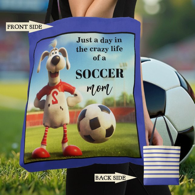 Bolsa Tote Mãe de Futebol Engraçada (Funny tote bag featuring a dog on a football field. Great for a soccer mom)