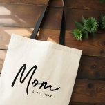 Bolsa Tote Mãe Desde 20XX Moderno - Simples Chic<br><div class="desc">Esta design simples e moderna é composta por tipografia sã-serif.</div>