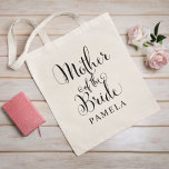 Bolsa Tote Mãe do casamento personalizado negro nobre<br><div class="desc">A Mãe de Casamento da Sacola do Bride apresenta um script de caligrafia preto moderno escrevendo com elegante texto personalizado de nome próprio que você pode personalizar. Veja nossos designs de festas de noiva coordenadora!</div>