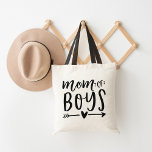 Bolsa Tote Mãe dos Meninos<br><div class="desc">Você é mãe de uma vadia de meninos? Celebre o status de sua mãe, com um saco de tote fofo que mostra a frase "mãe dos meninos" em tipografia escrita a preto com uma ilustração cardíaca e de flecha. Faça uma mamãe amada sorrir este Dia de as mães com este...</div>