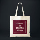 Bolsa Tote Mãe Engraçada da Citação da Noiva | Merlot Vermelh<br><div class="desc">Esta bolsa engraçada e chica é perfeita para a mãe da noiva que sobrevive ao casamento! Um design de cor de vinho tinto diz "sobrevivi ao casamento da minha filha".</div>